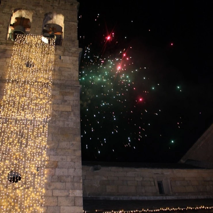 Puebla de Sanabria en Navidad: Iluminación de Ferrero Rocher y planes imperdibles