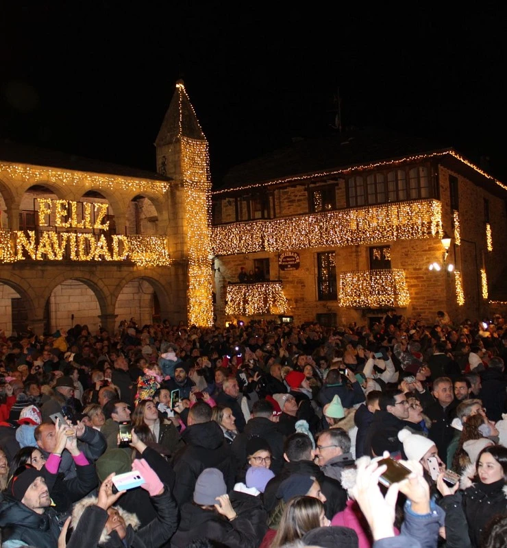 Puebla de Sanabria en Navidad: Iluminación de Ferrero Rocher y planes imperdibles