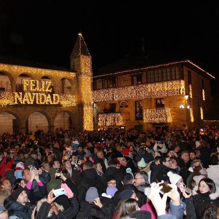 Puebla de Sanabria en Navidad: Iluminación de Ferrero Rocher y planes imperdibles